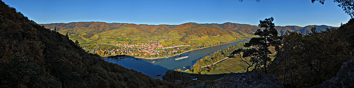 Weissenkirchen vom Felsen