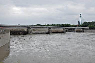 Hochwasser 2013 Entlastungsrinne Wehr 2
